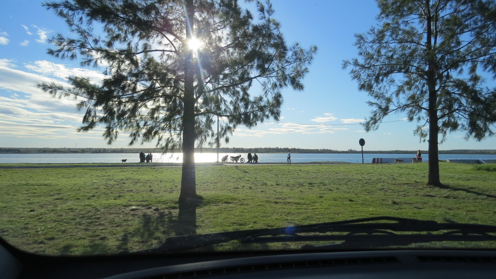 Яркое солнце на набережной