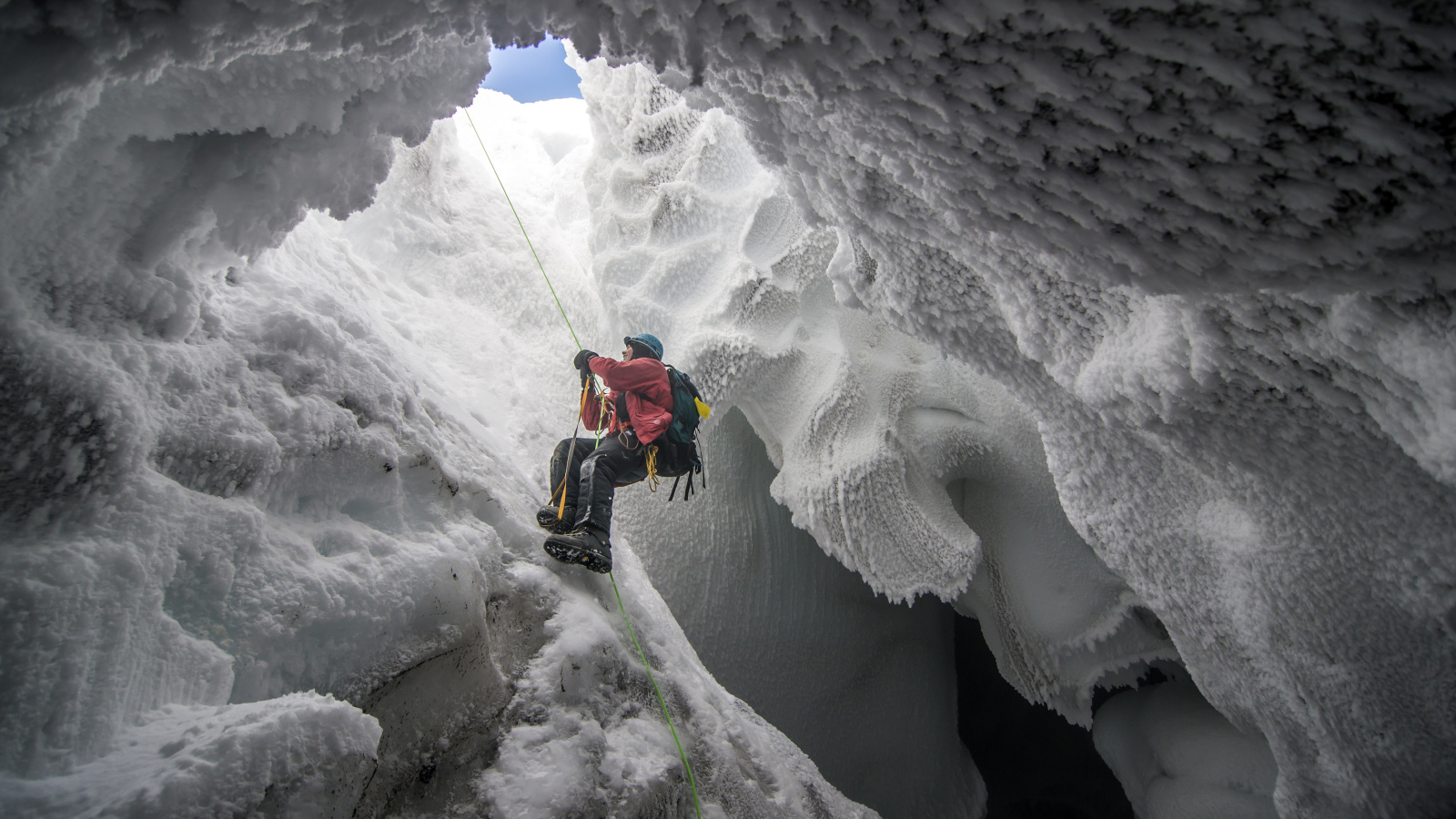 Спелеолог в арктической пещере