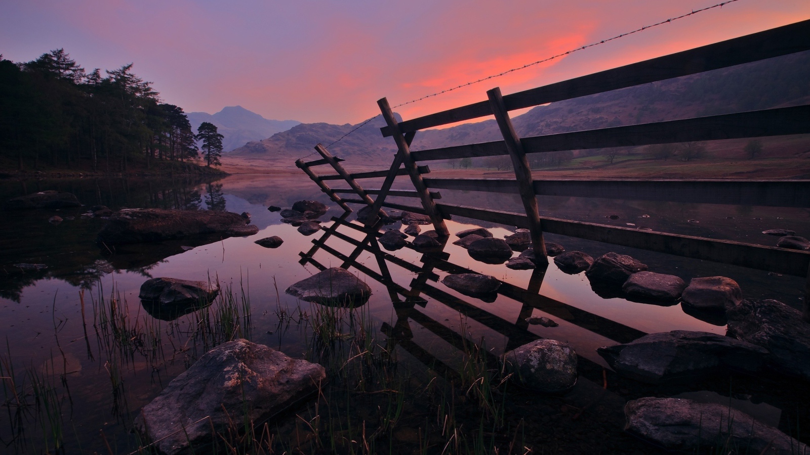 Полуразрушенный забор у воды