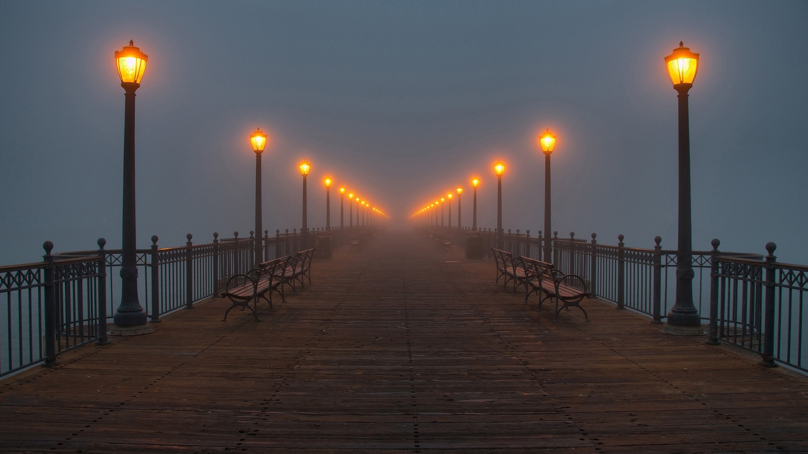 Вечерняя набережная уходит в туман