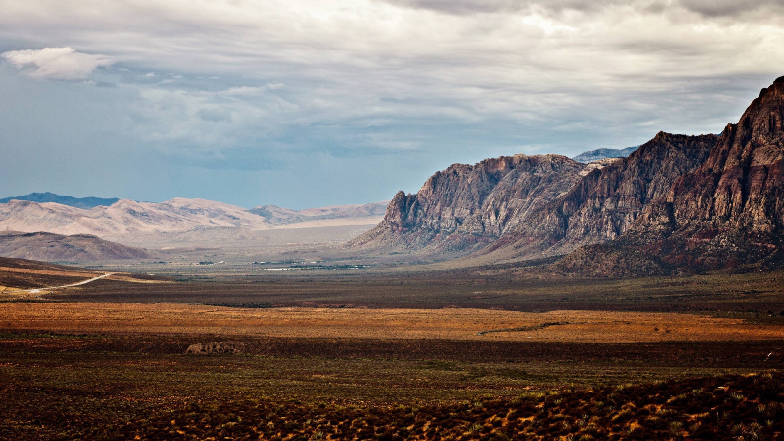Неприветливая равнина между скалами