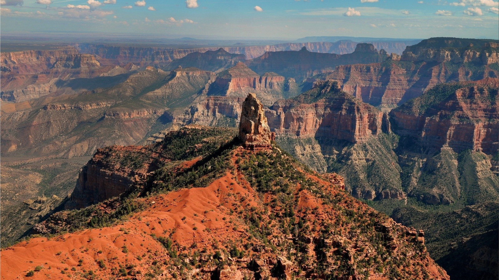 Камень на холме на фоне каньона