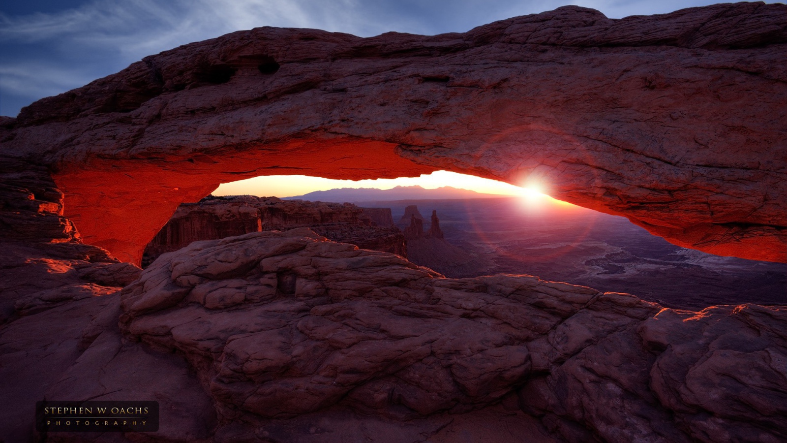 Восход солнца между скал