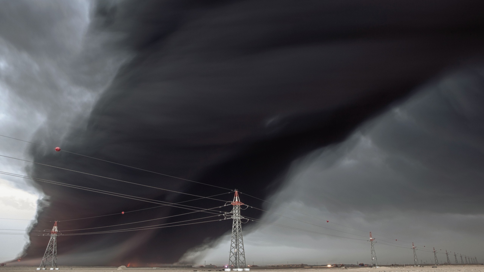 Черное облако дыма в небе