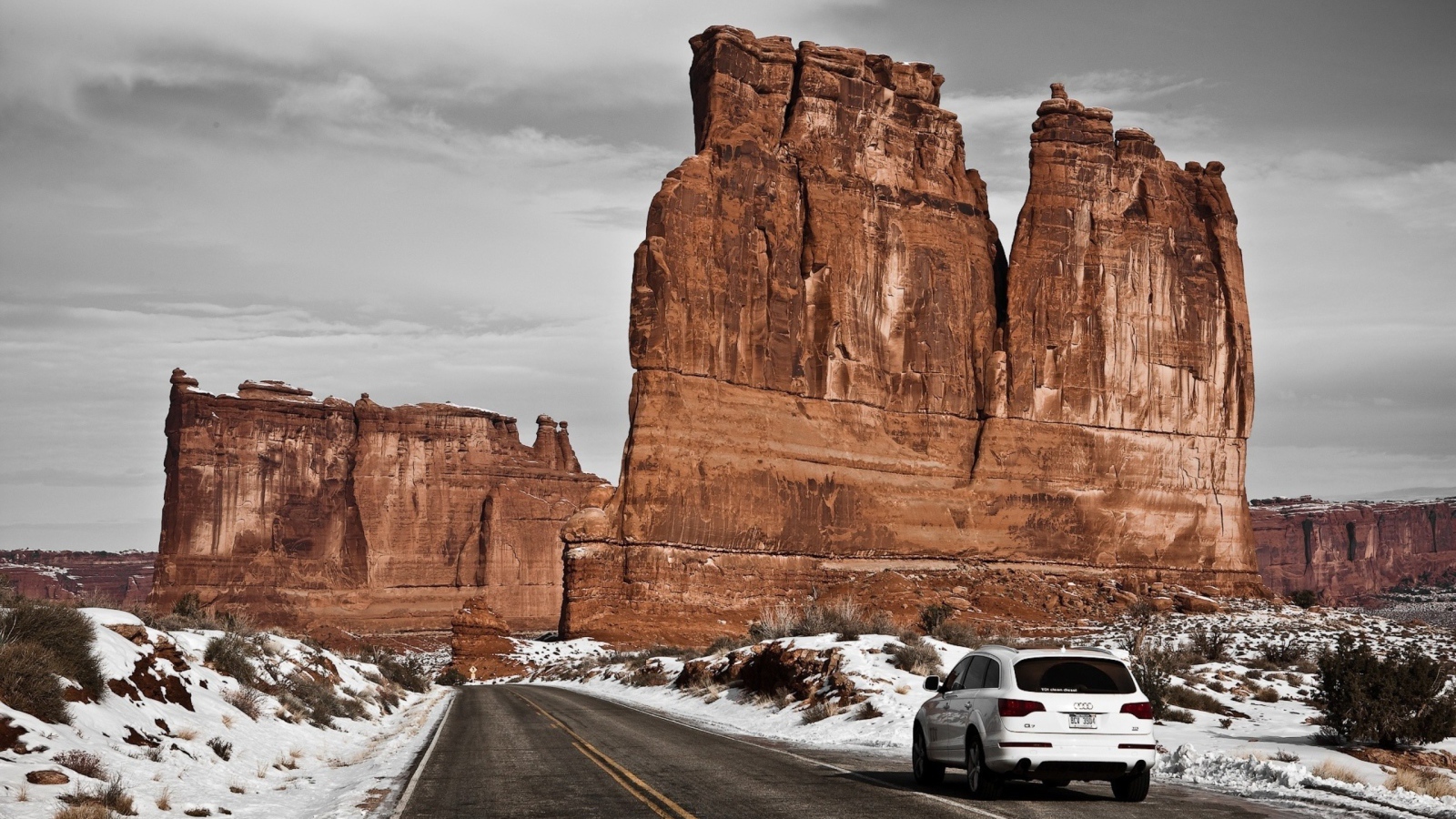 Вертикальная коричневая скала у дороги
