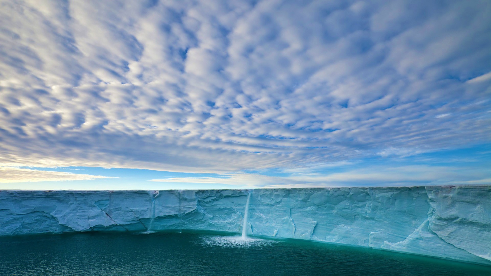 Вода стекает с края ледника