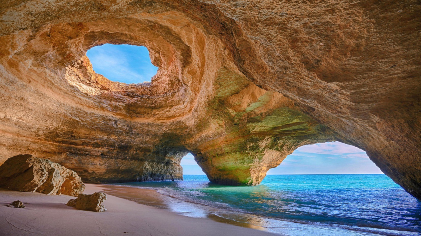 Cave Beach в Алгарве, Португалия