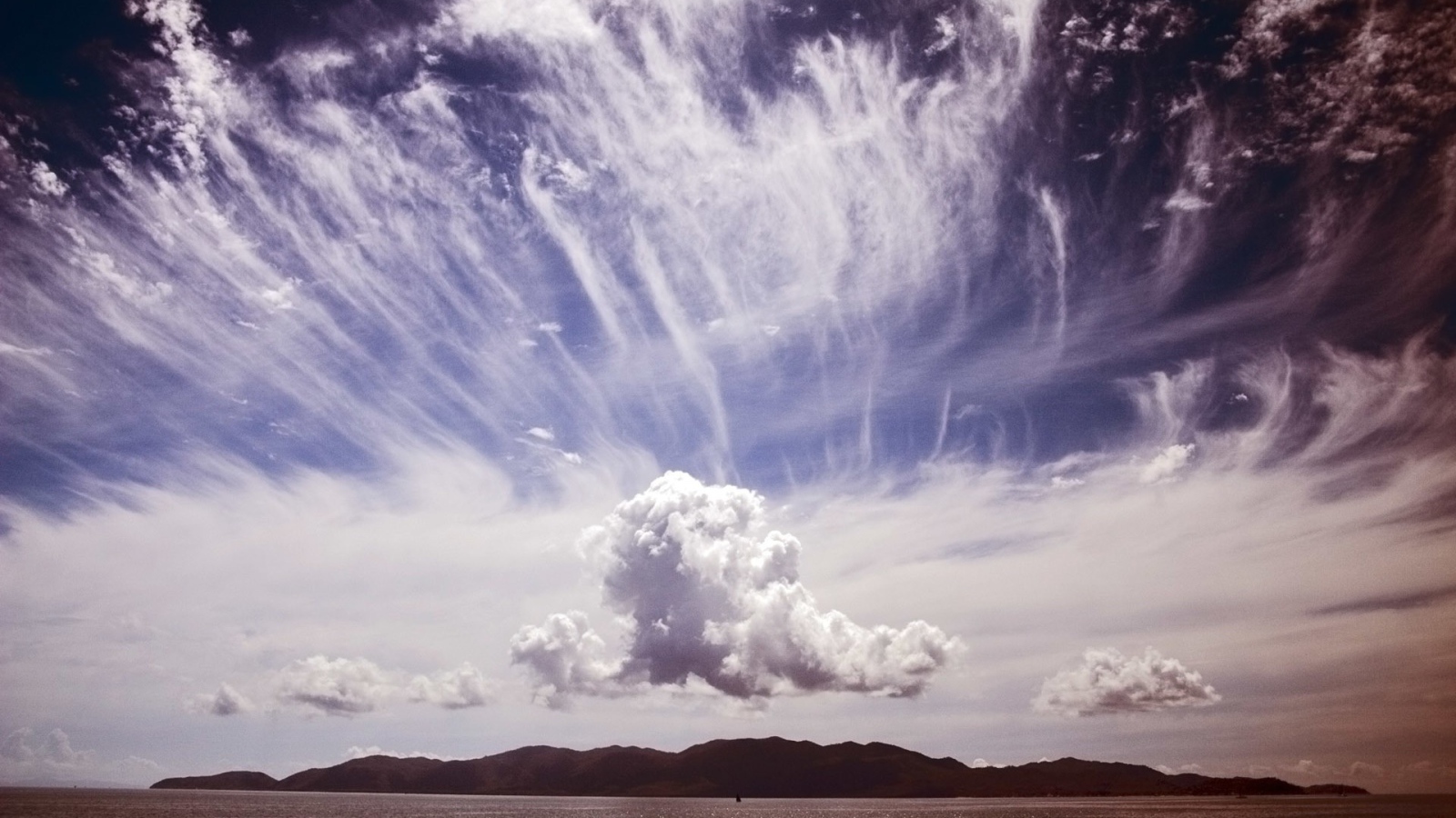 Кучевое облако ниже перистых облаков