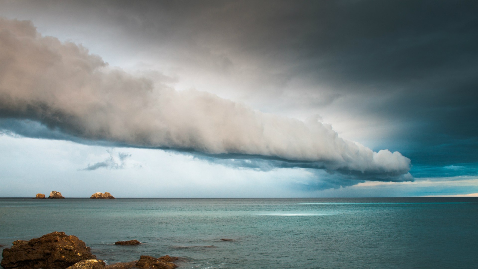 Кучевое облако над морем