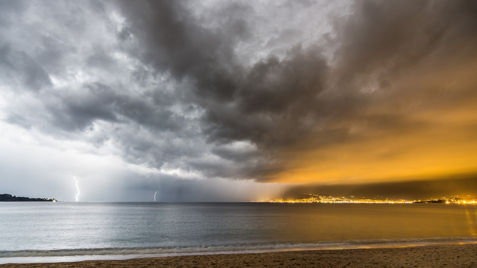 Формирование грозы над заливом