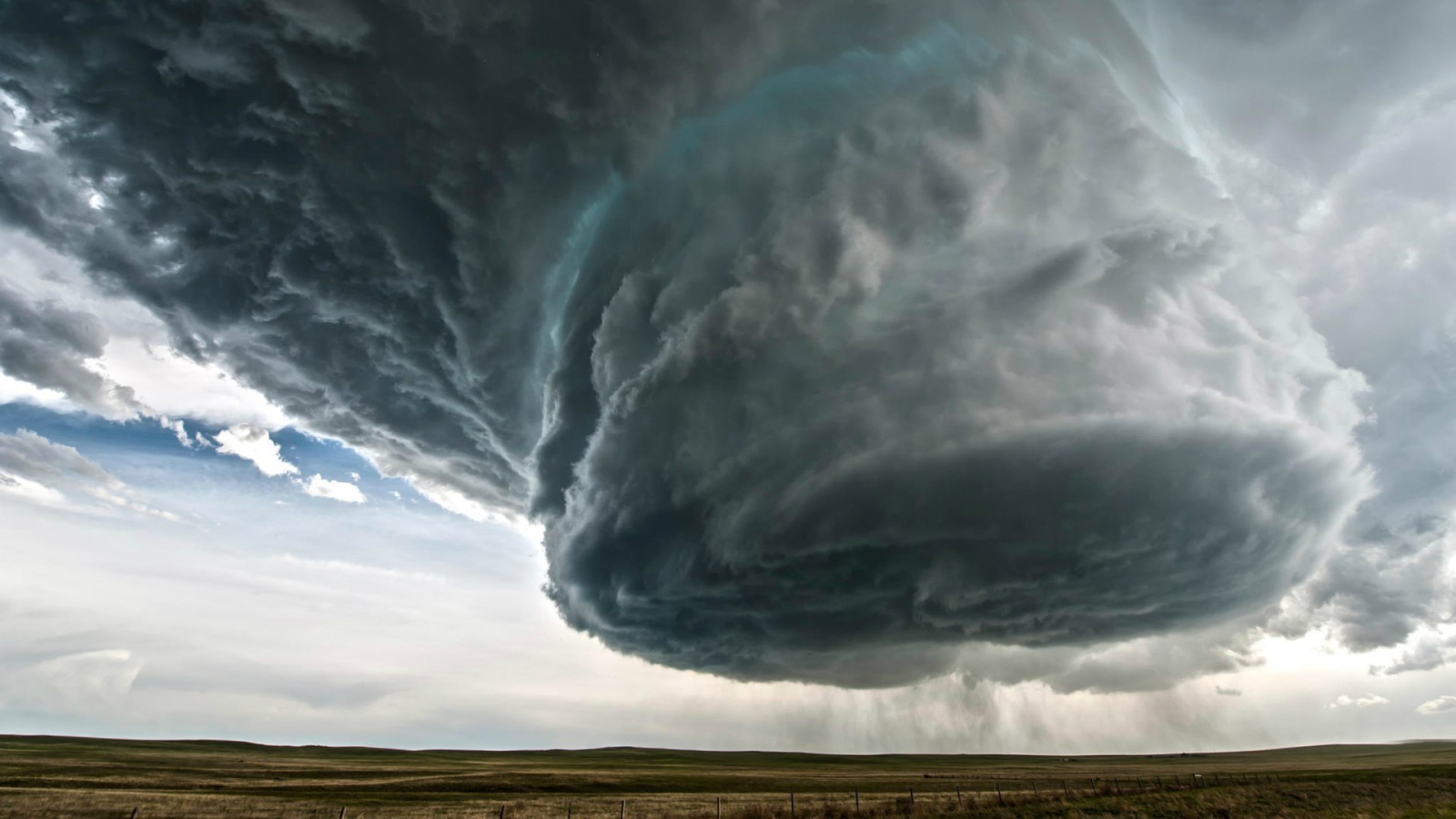 Пугающее грозовое облако