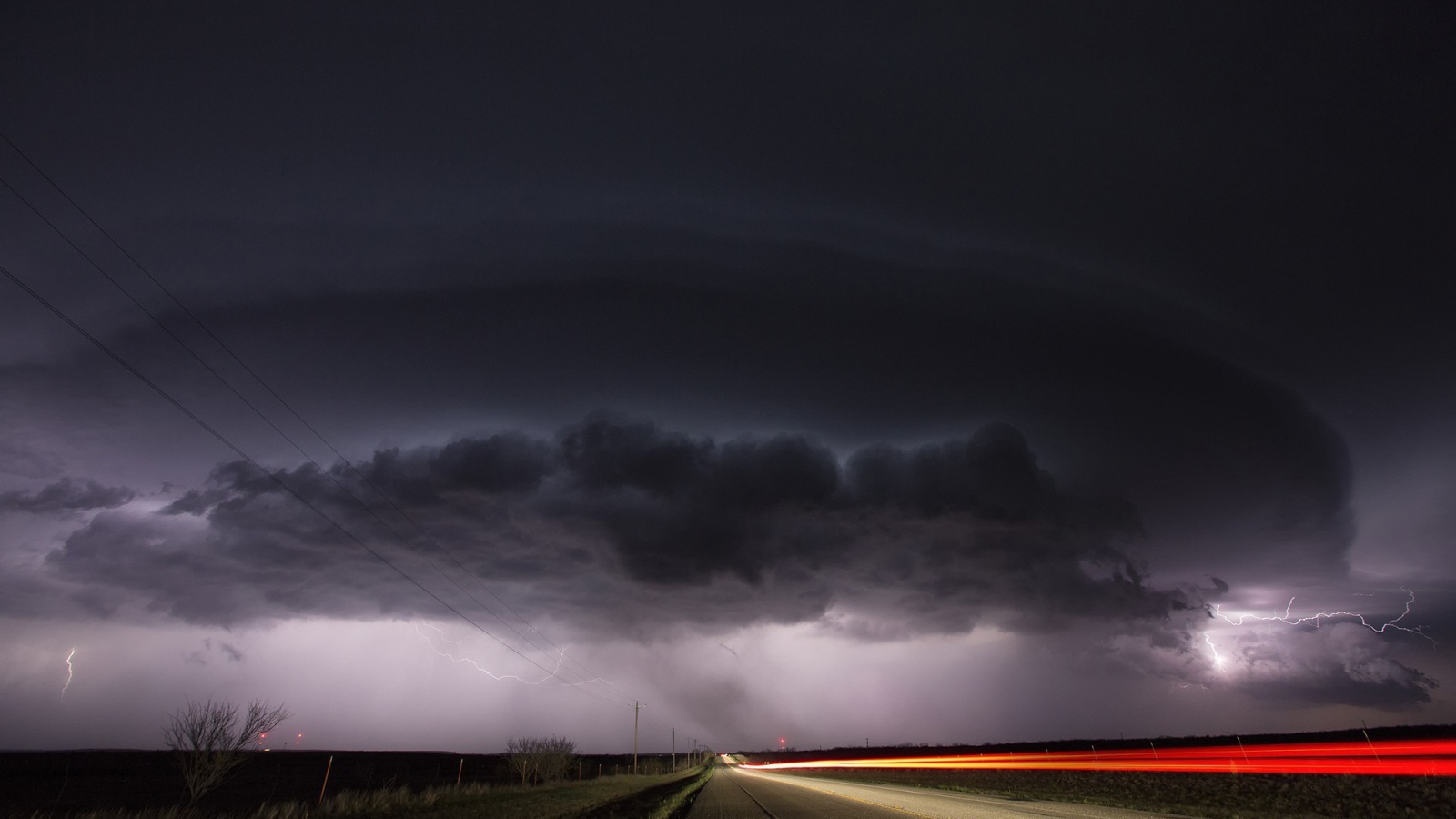 Круглое черное грозовое облако