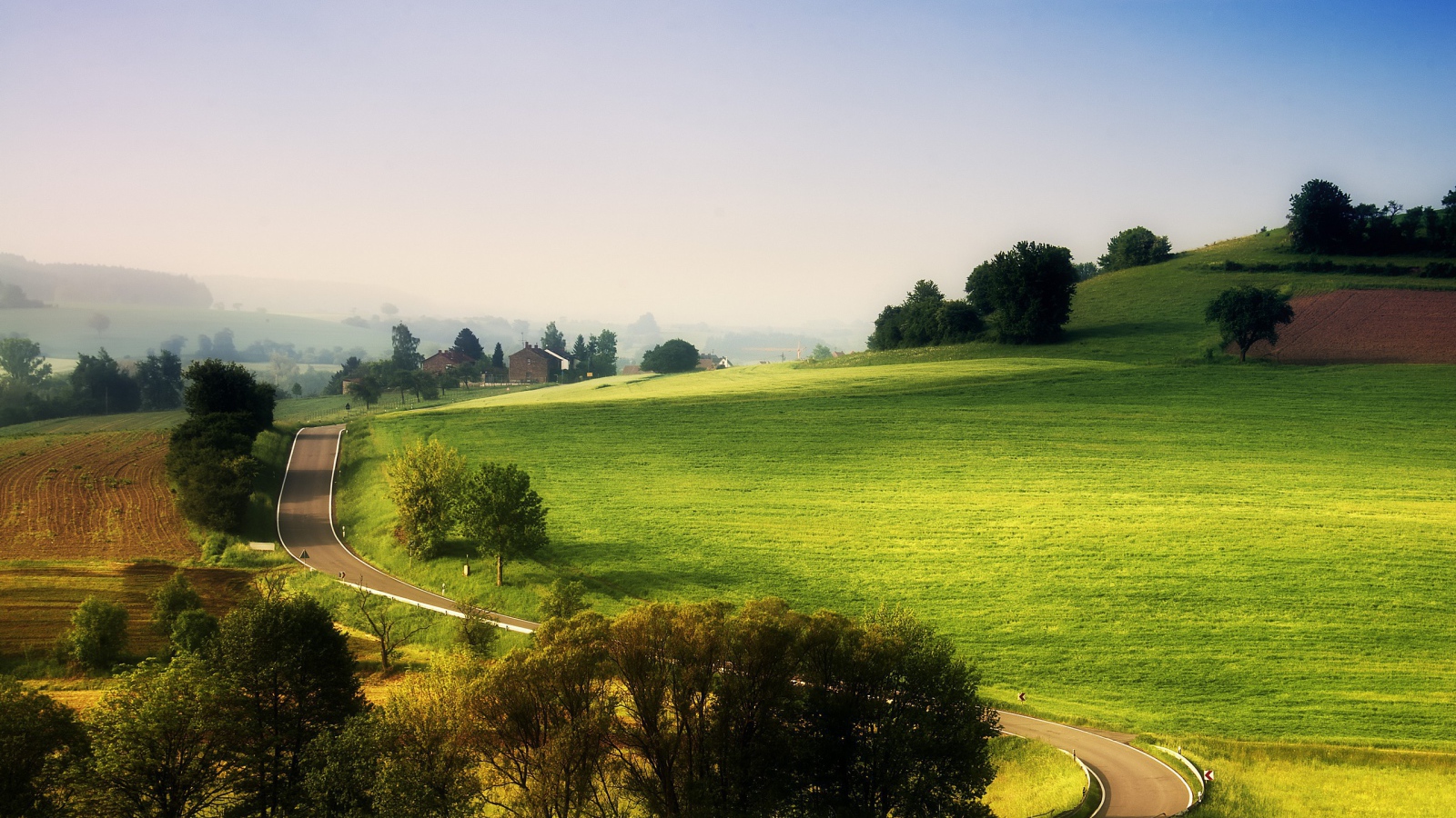 Дорожка к ферме у края поля