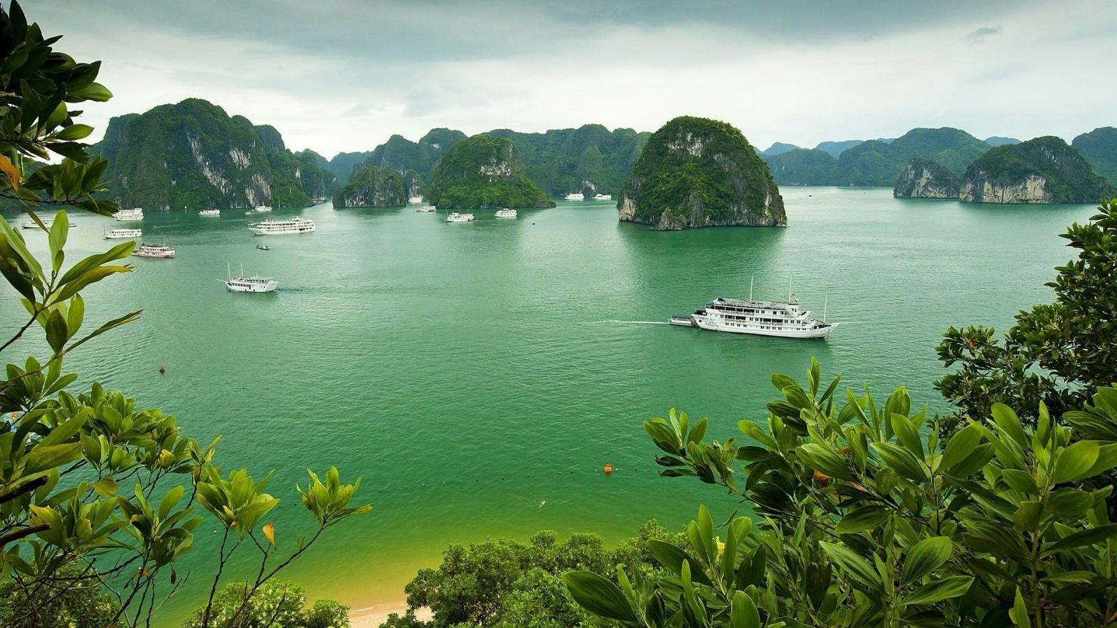 Прогулочные лодки на зеленой воде среди островов