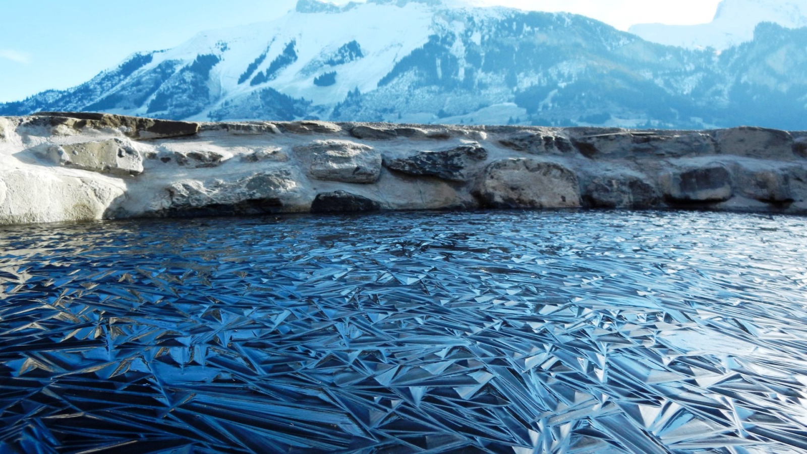 Красивый лед на озере в горах