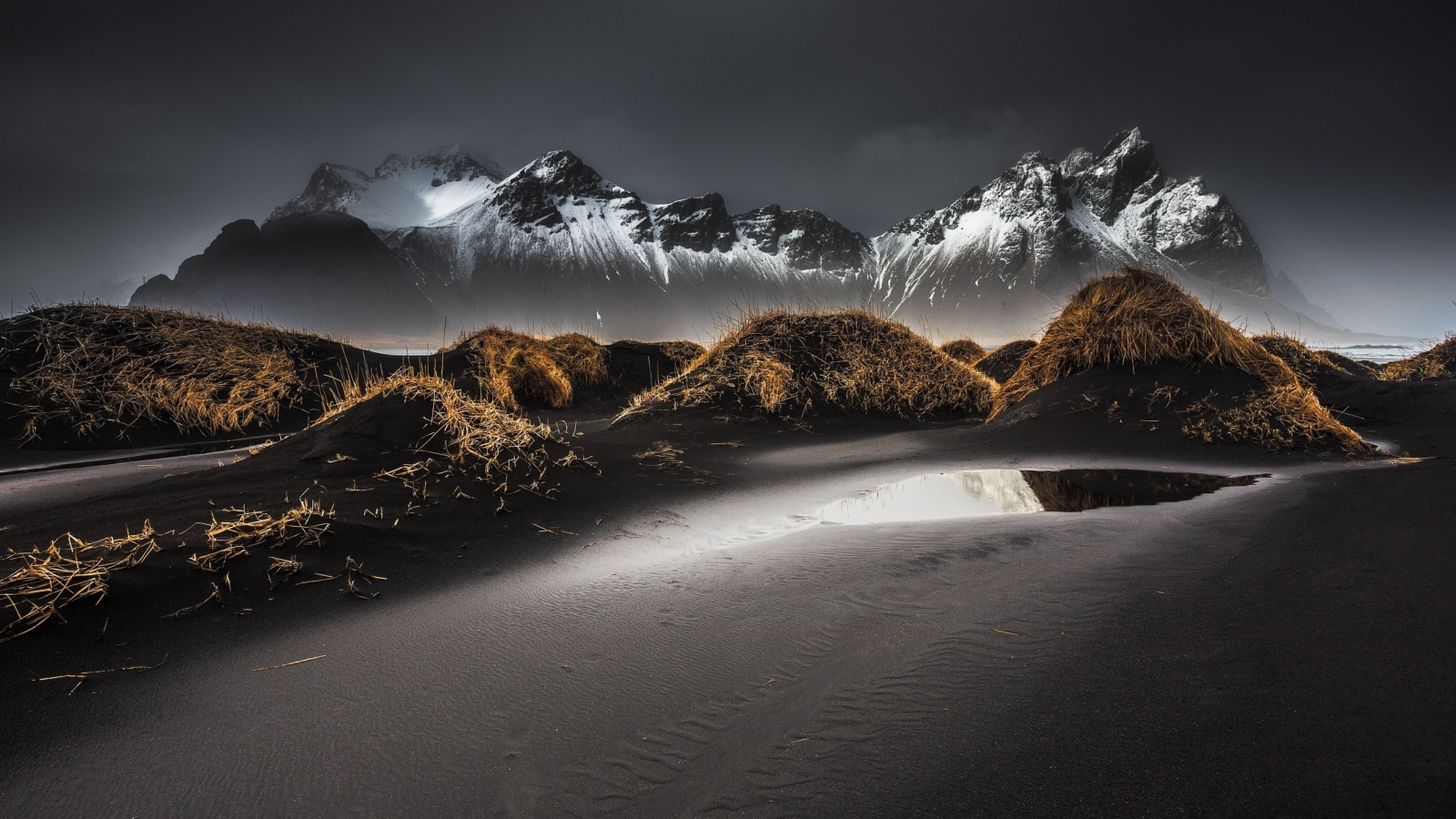 Серый песок на фоне гор