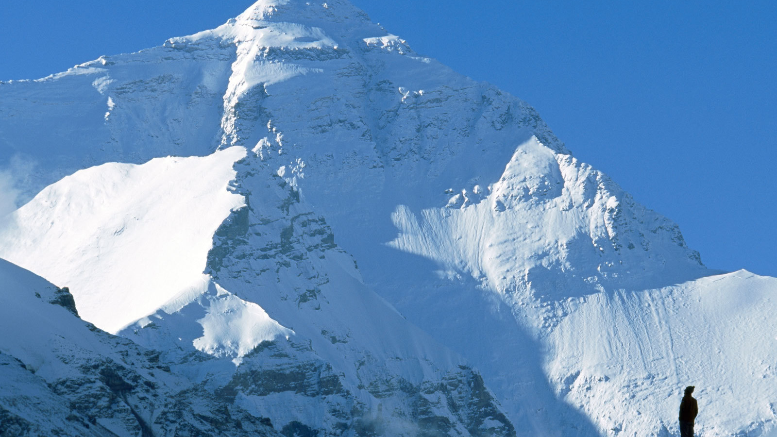 Человек смотрит на снежную гору