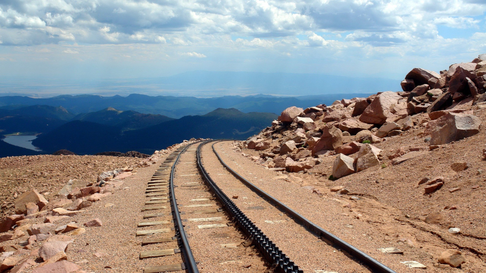 Железнодорожный путь в горах