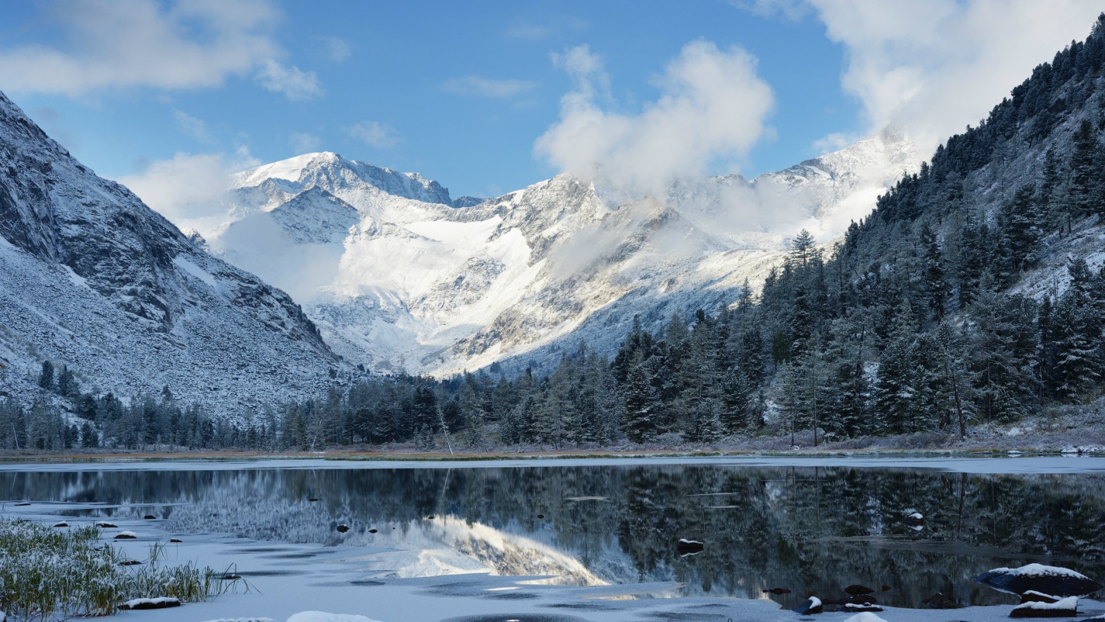 Заснеженные вершины Алтая