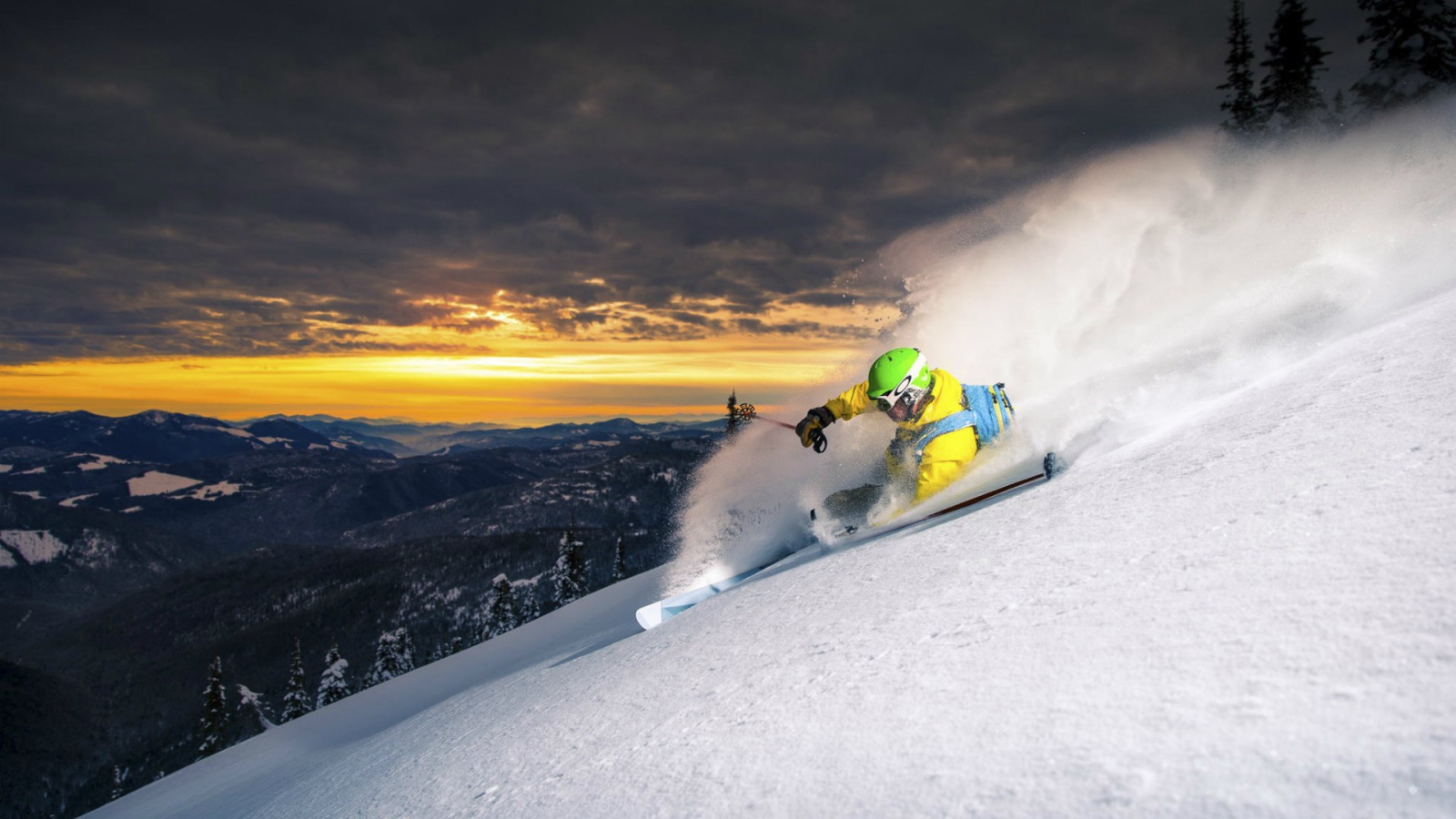 Спуск со склона горы на закате