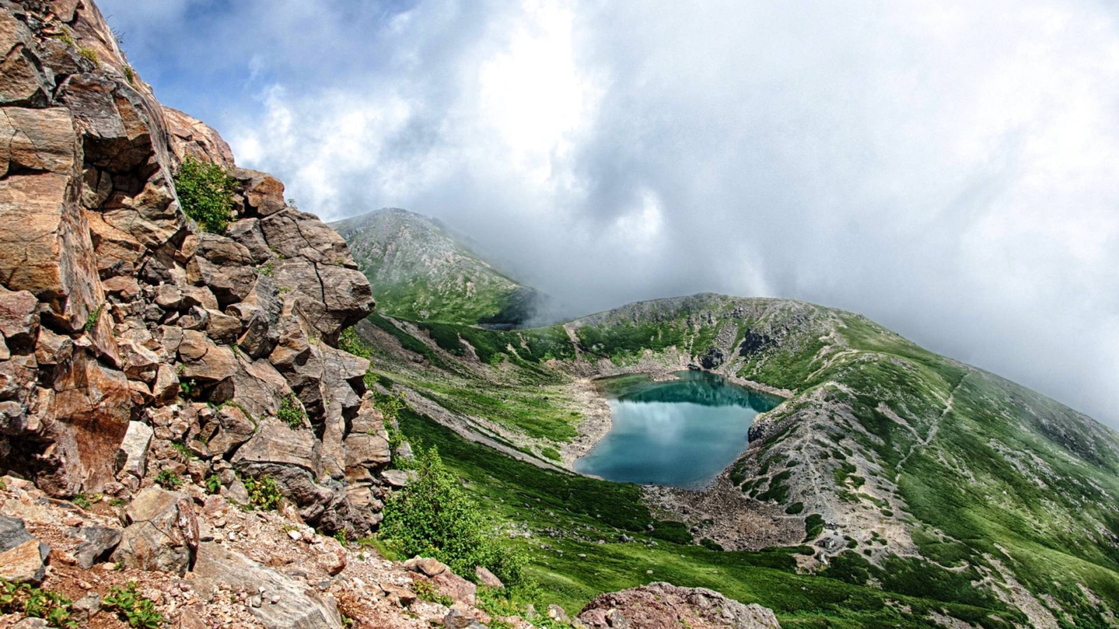 Озеро спрятано в уступе горы