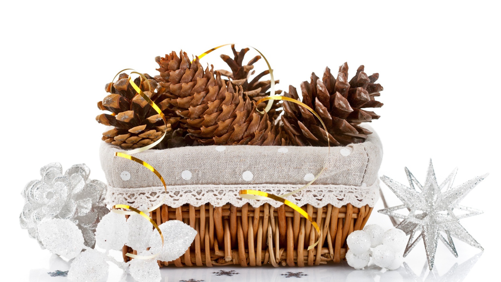 Корзина с еловыми шишками