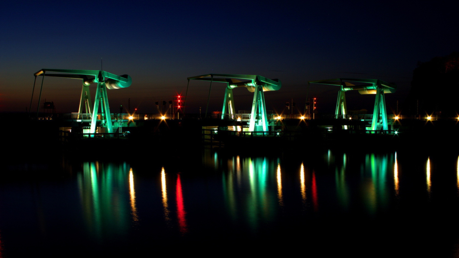 Нефтяные насосы ночью