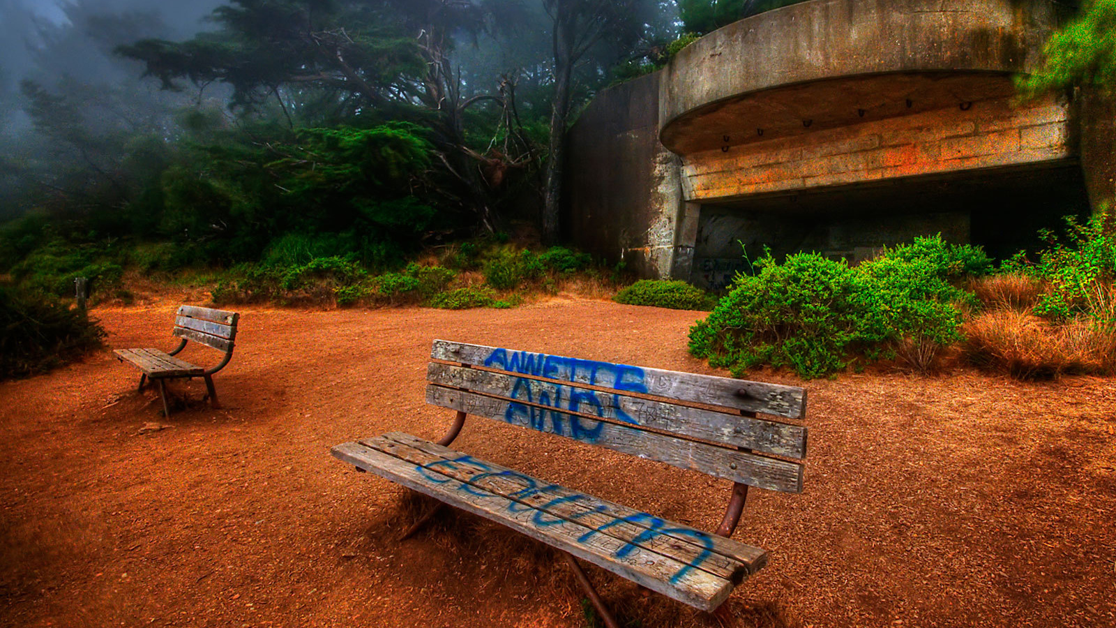 Надпись на скамейке