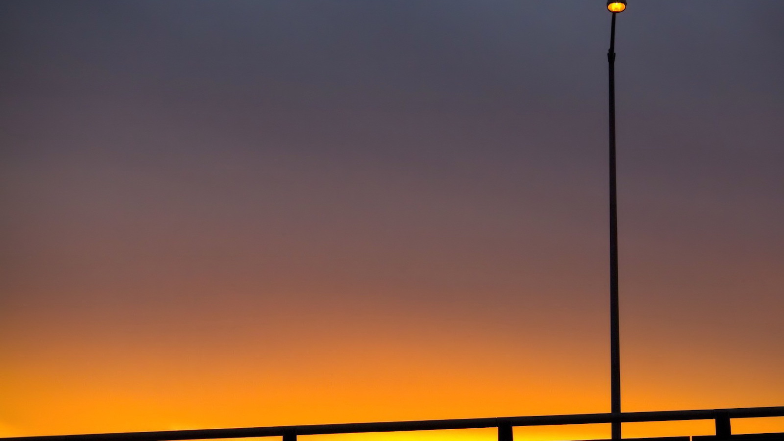 Фонарь в на рассвете