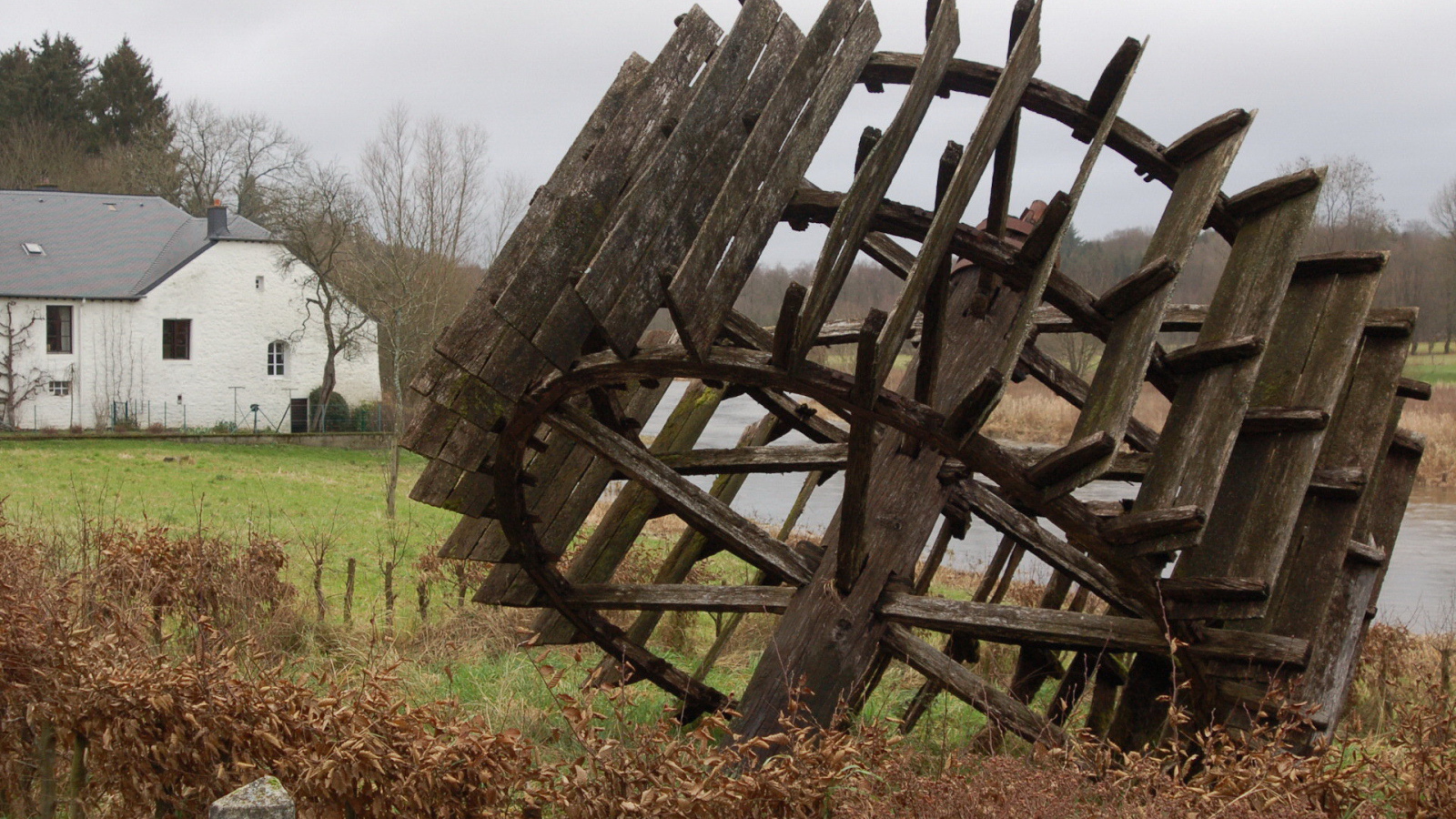 Старое колесо водяной мельницы