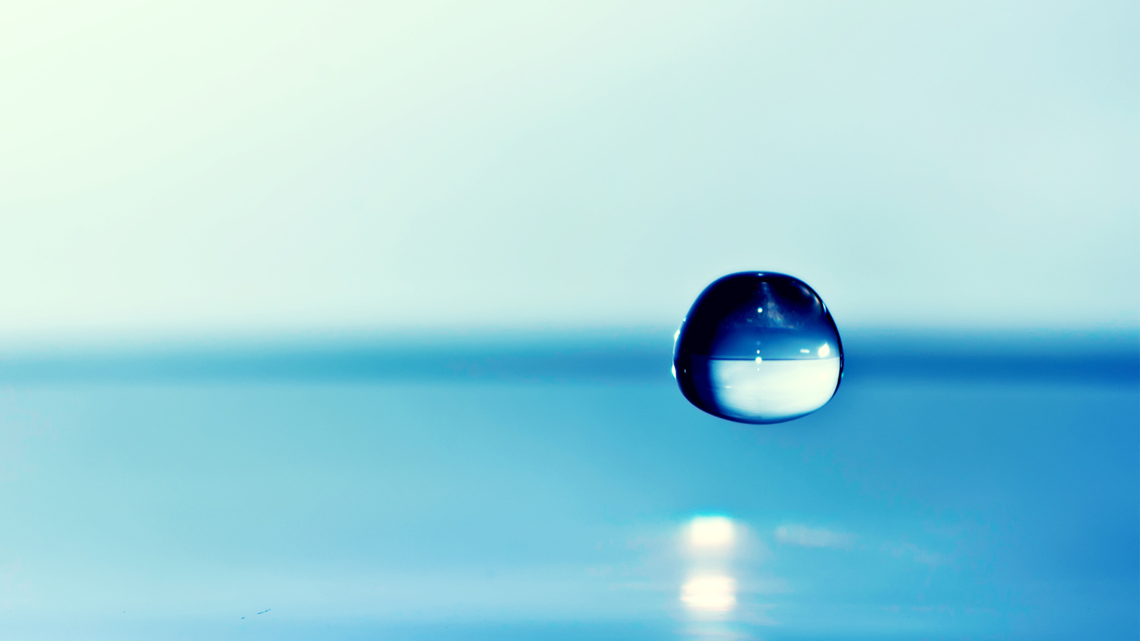 Падающая голубая капля воды