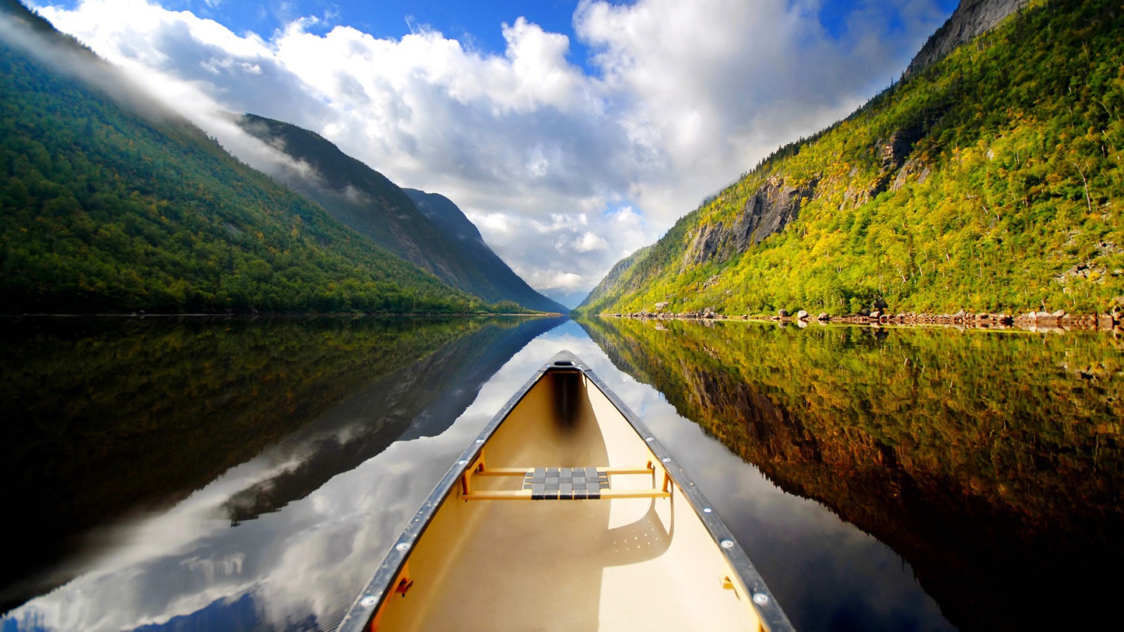 Прогулка на лодке по спокойному горному озеру