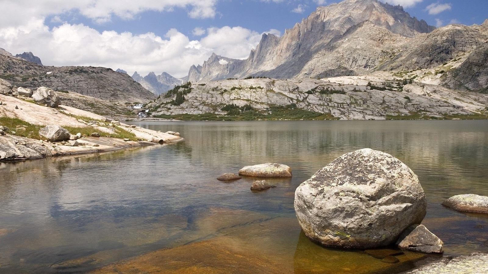 Одинокий валун в озере