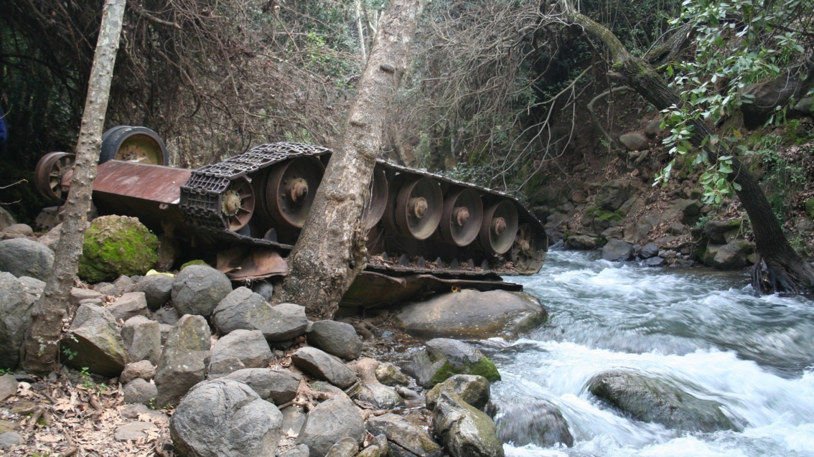 Перевернутый танк в реке