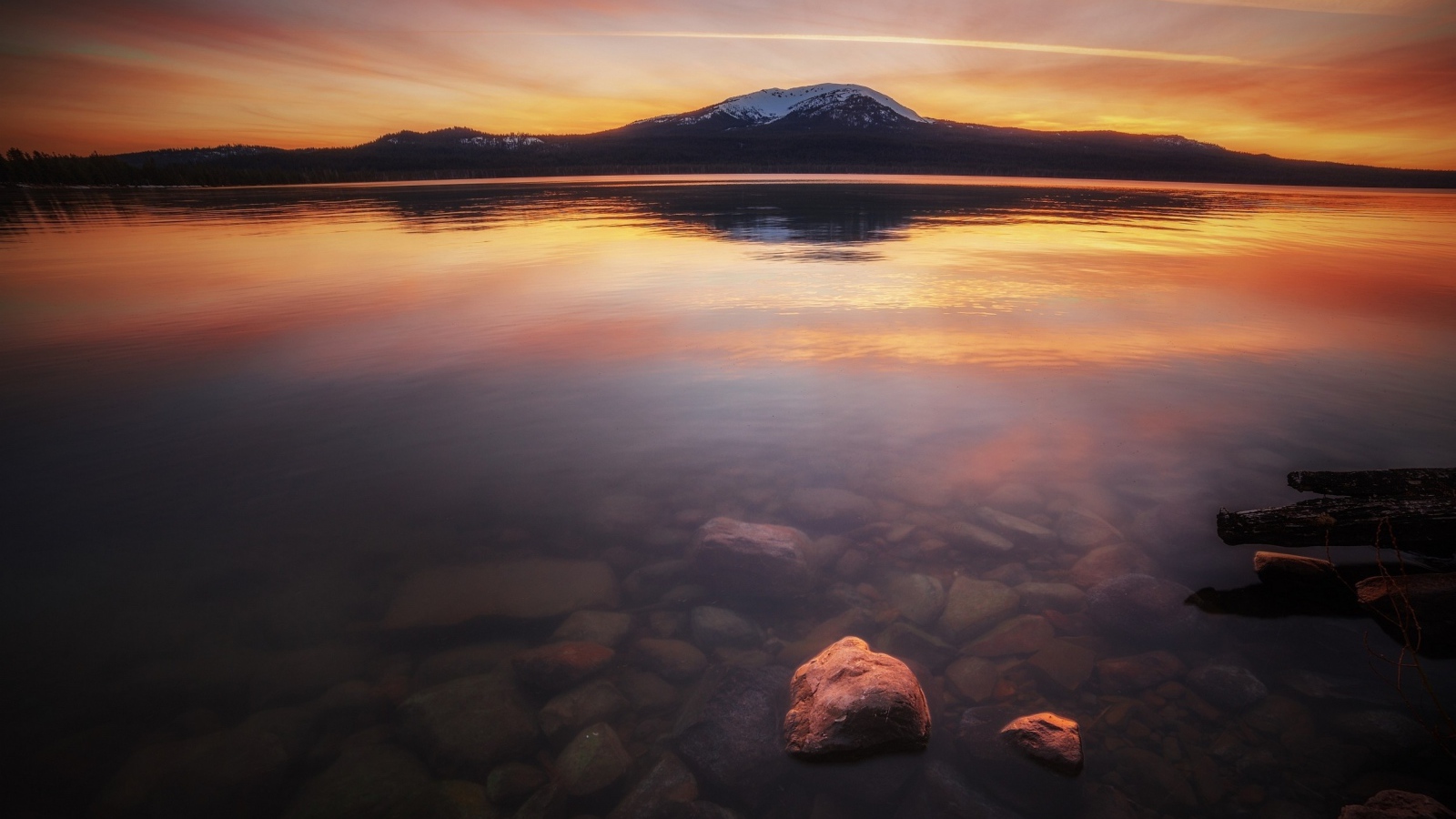Каменистое дно прозрачного озера в горах