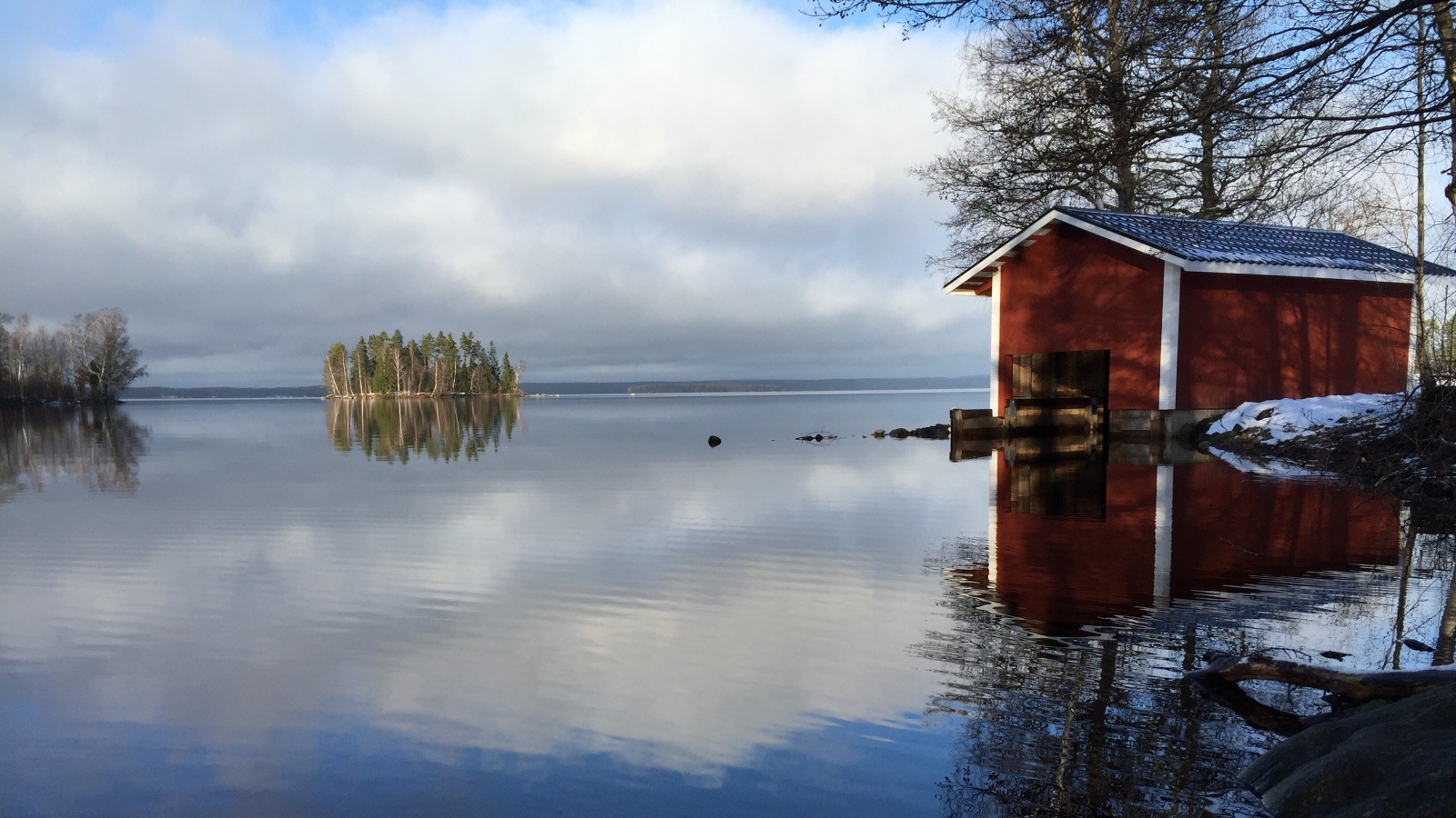 Весеннее половодье на реке
