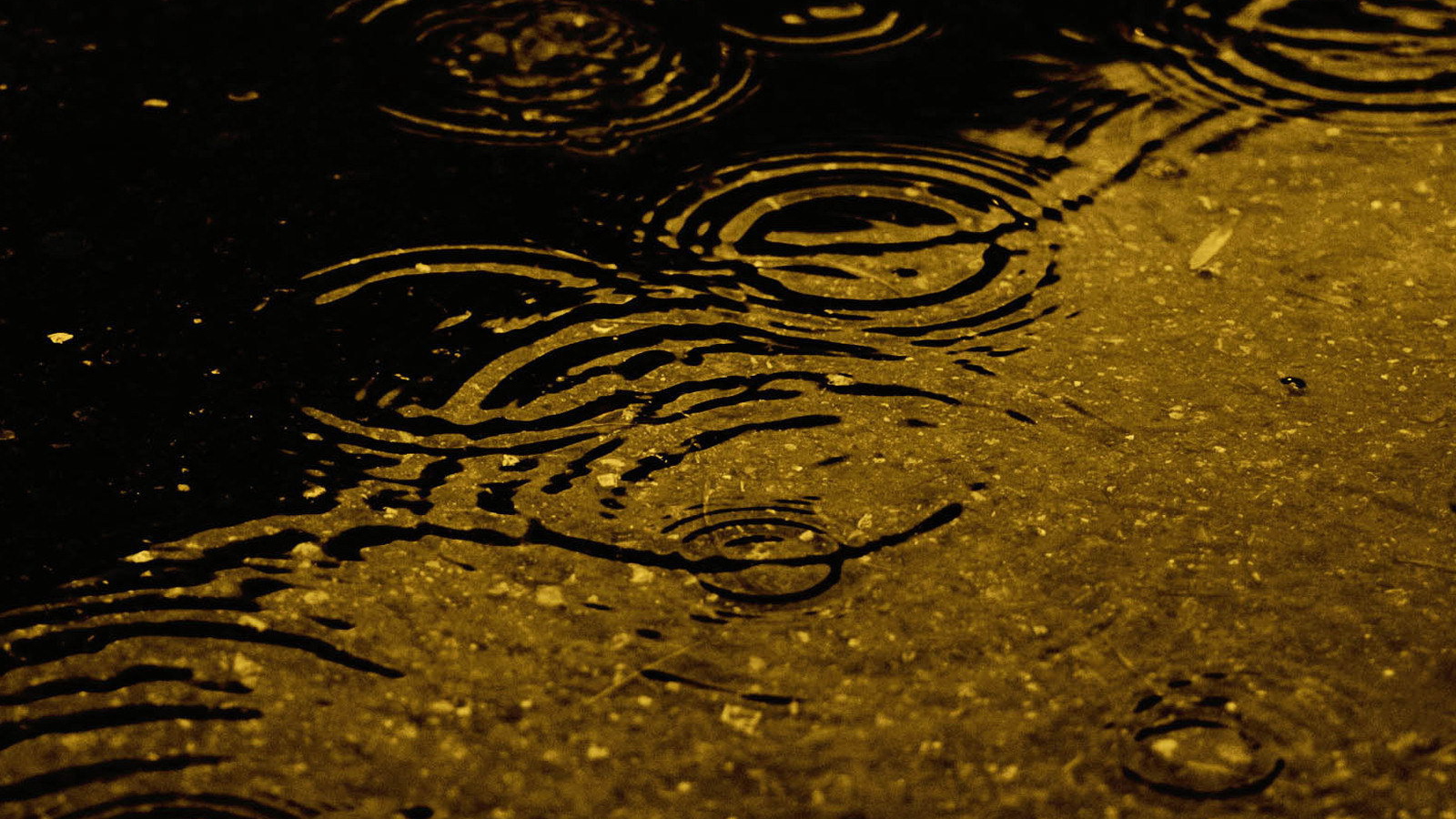 Капли дождя на воде