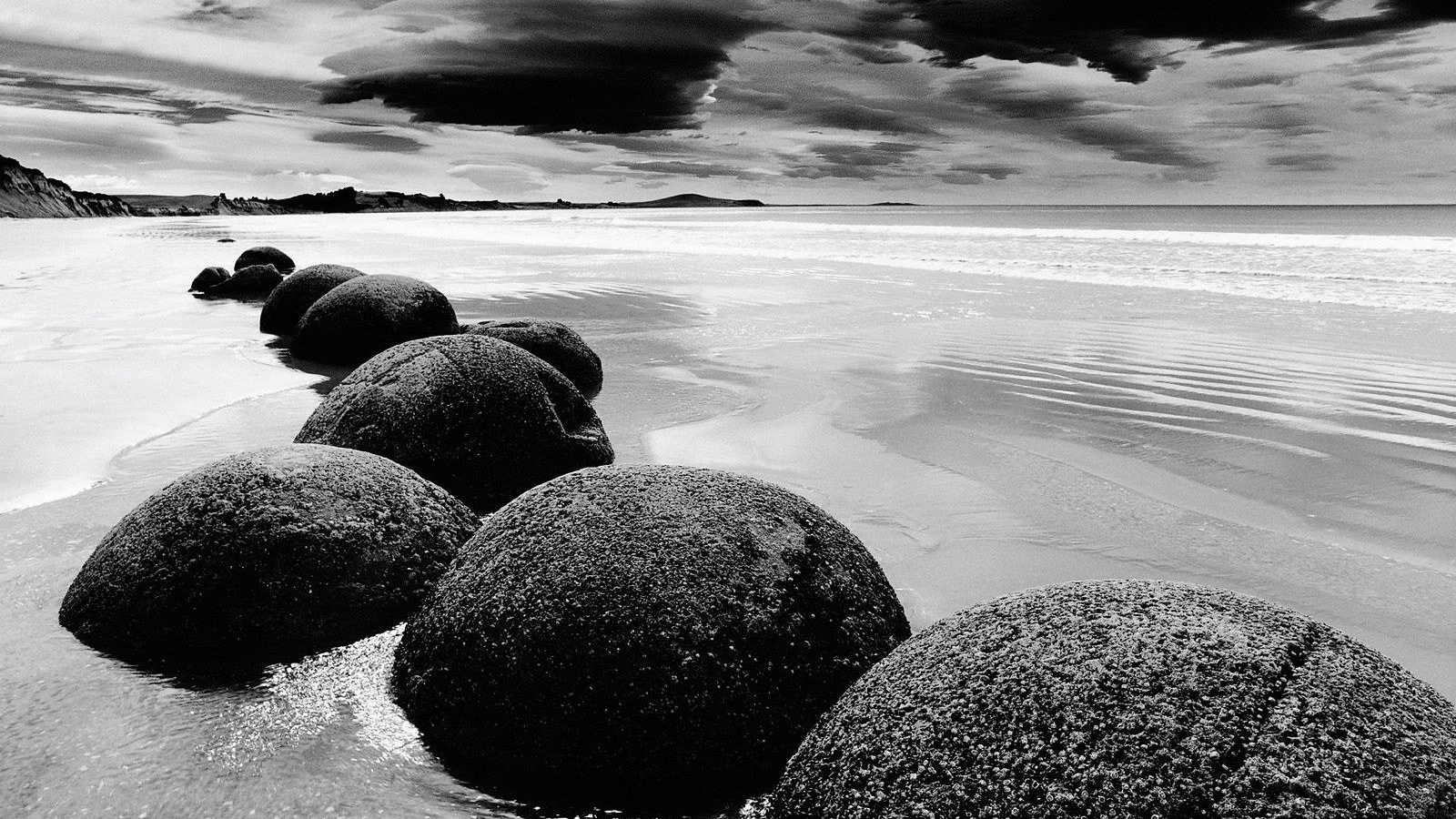 Ряд круглых камней