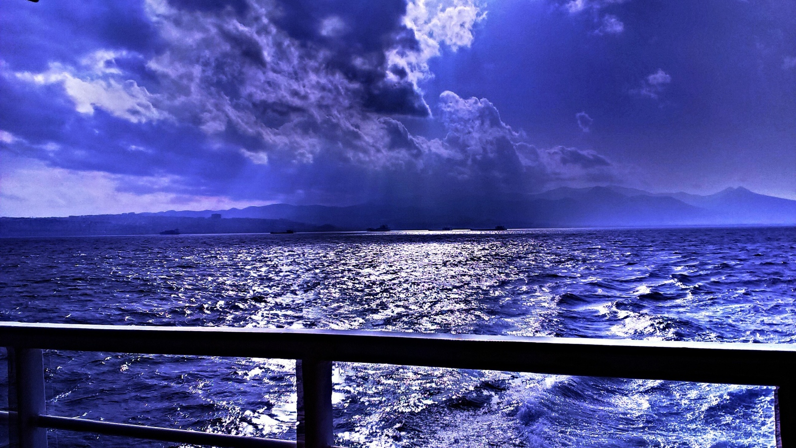 Синее море за бортом