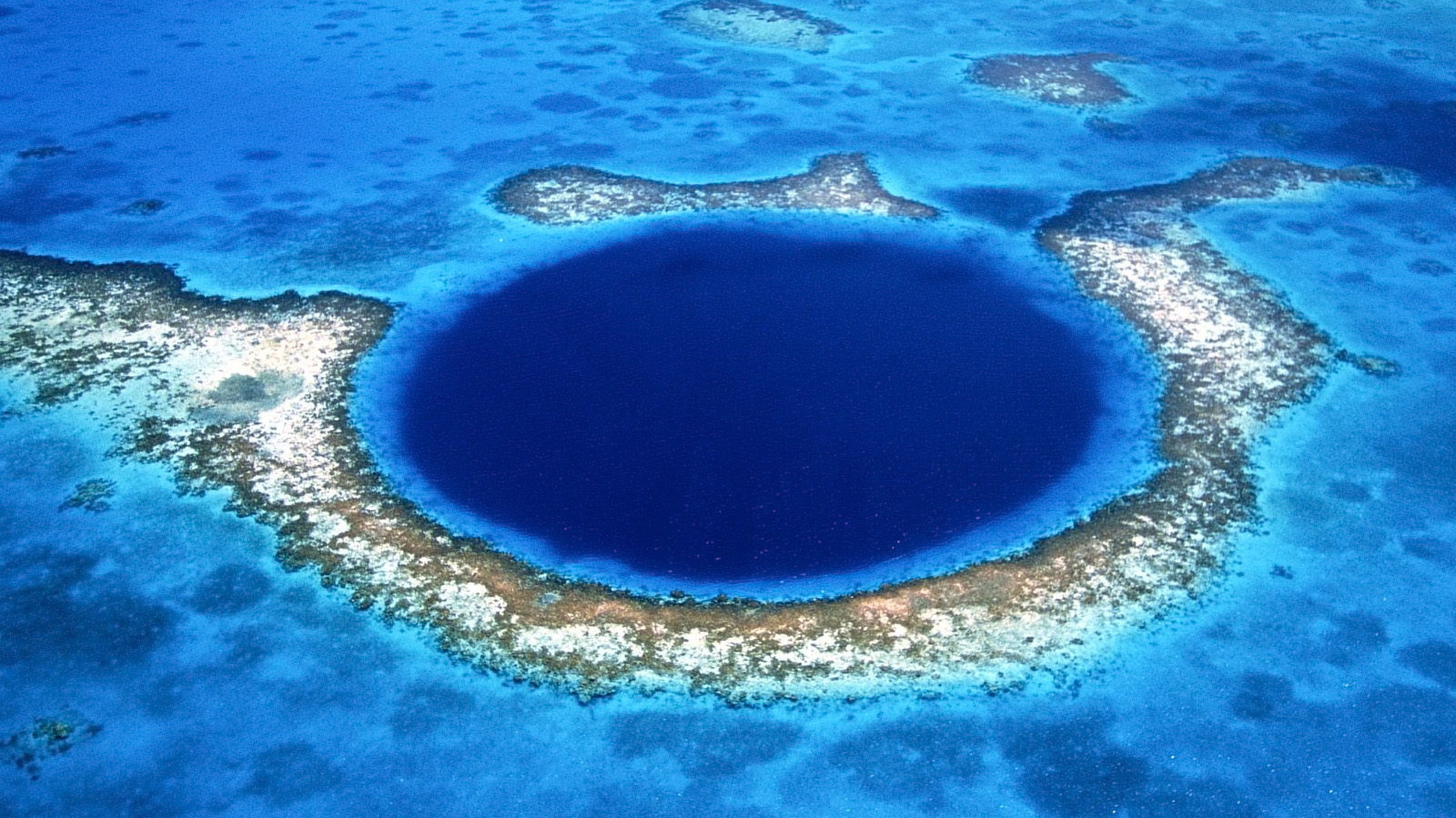 Кораловый атолл в море