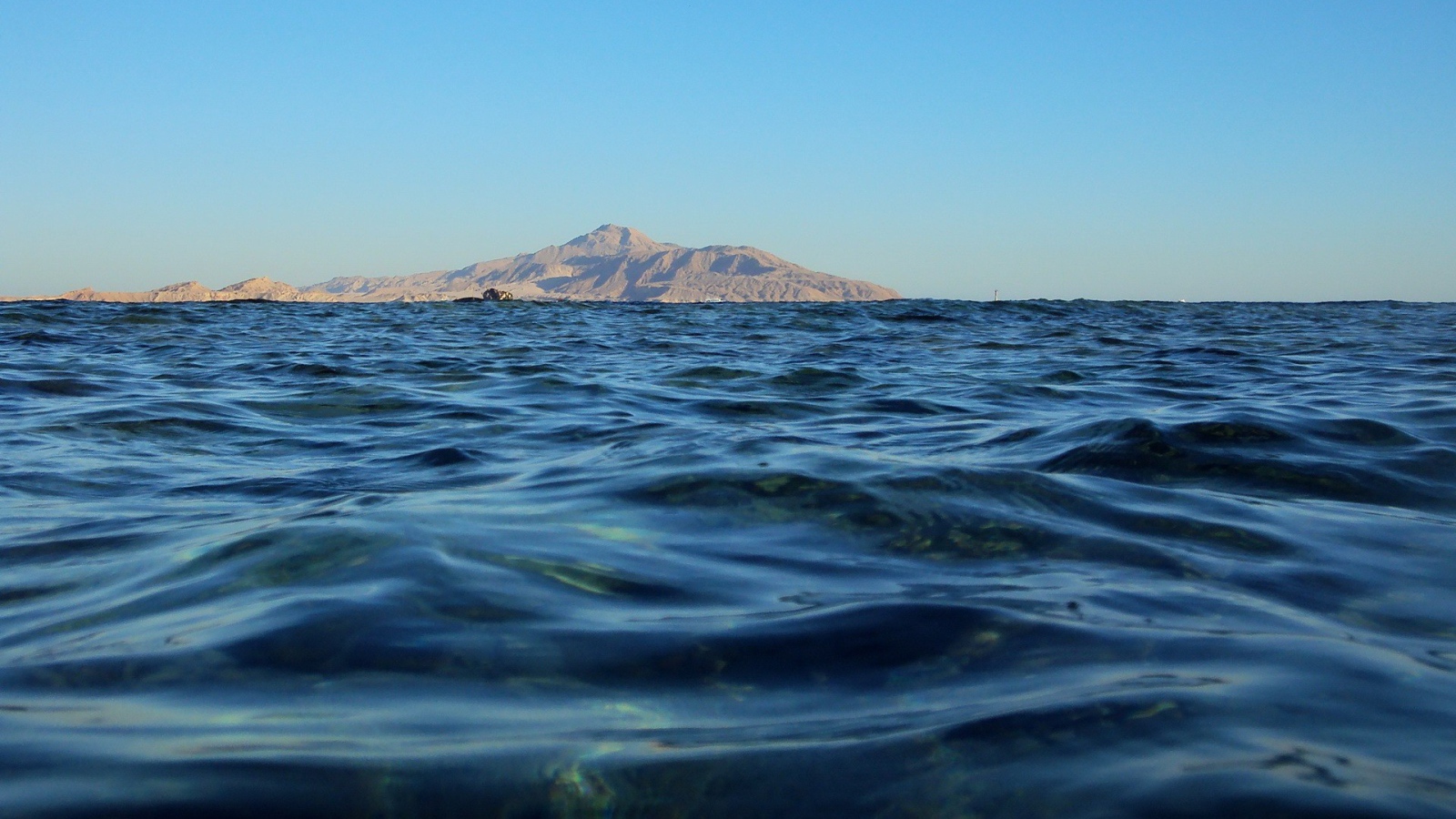 На горизонте земля