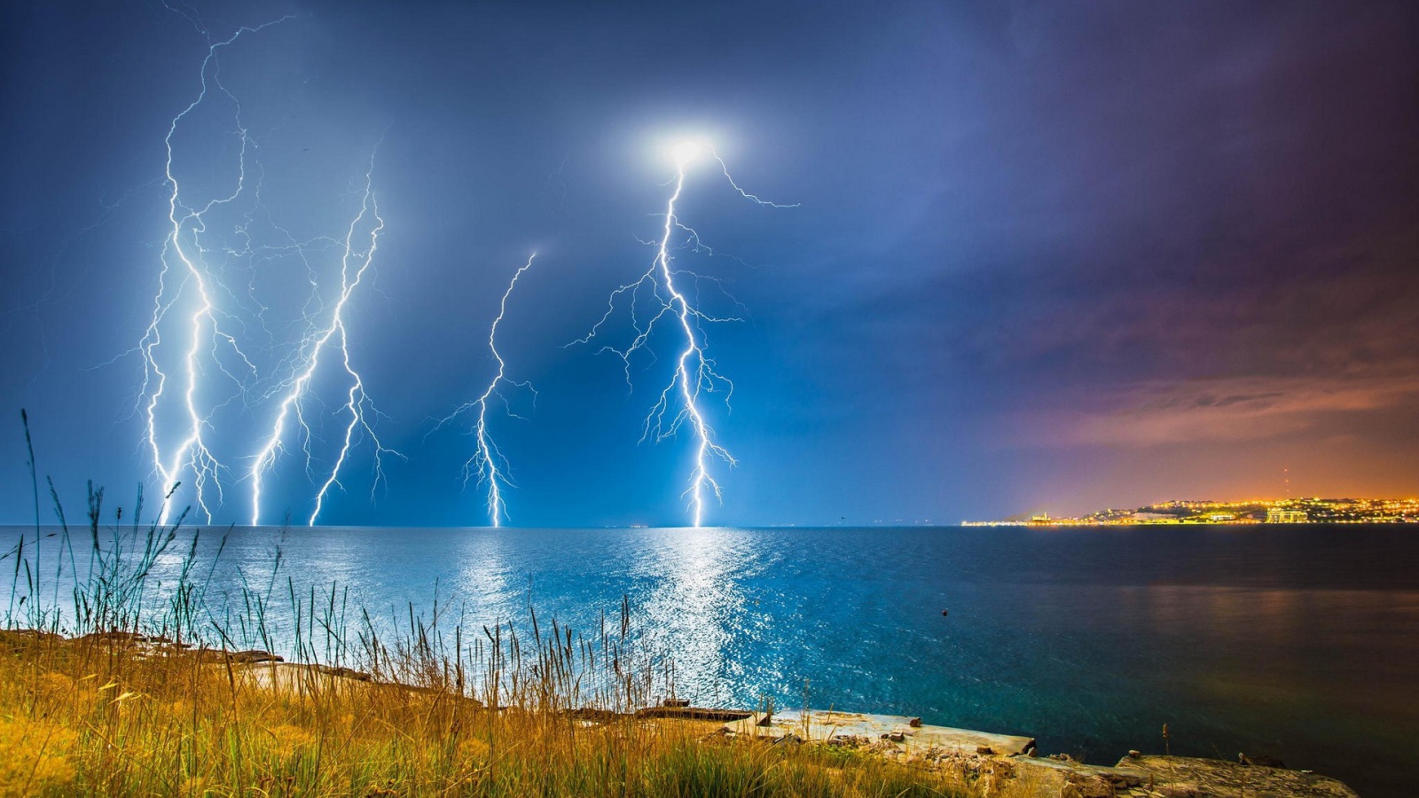 Отражение молний в воде залива