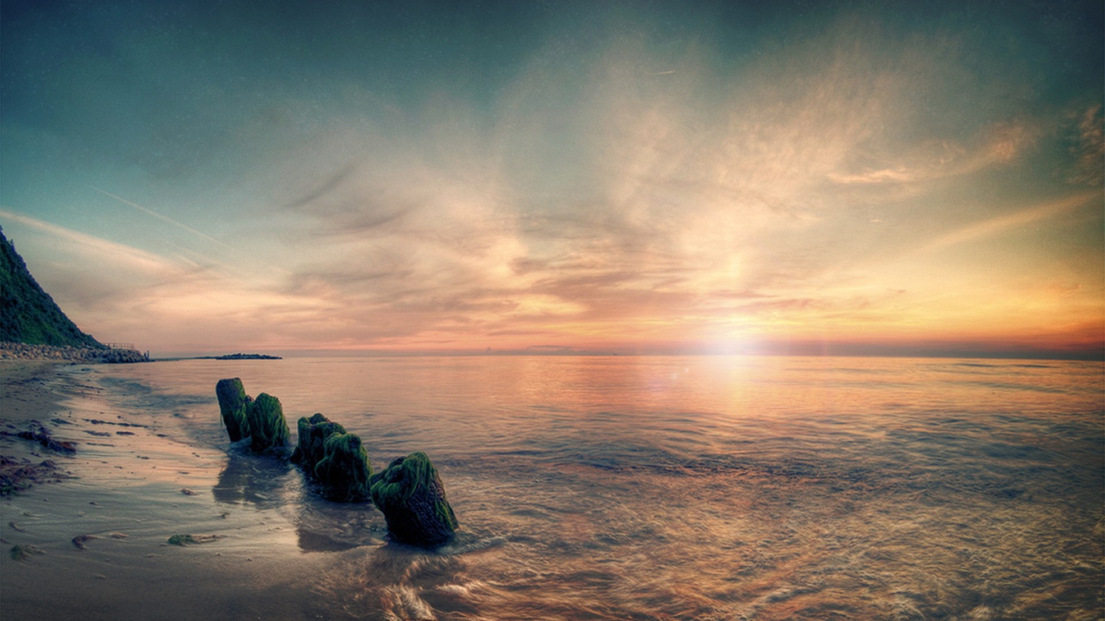 Несколько валунов на берегу моря