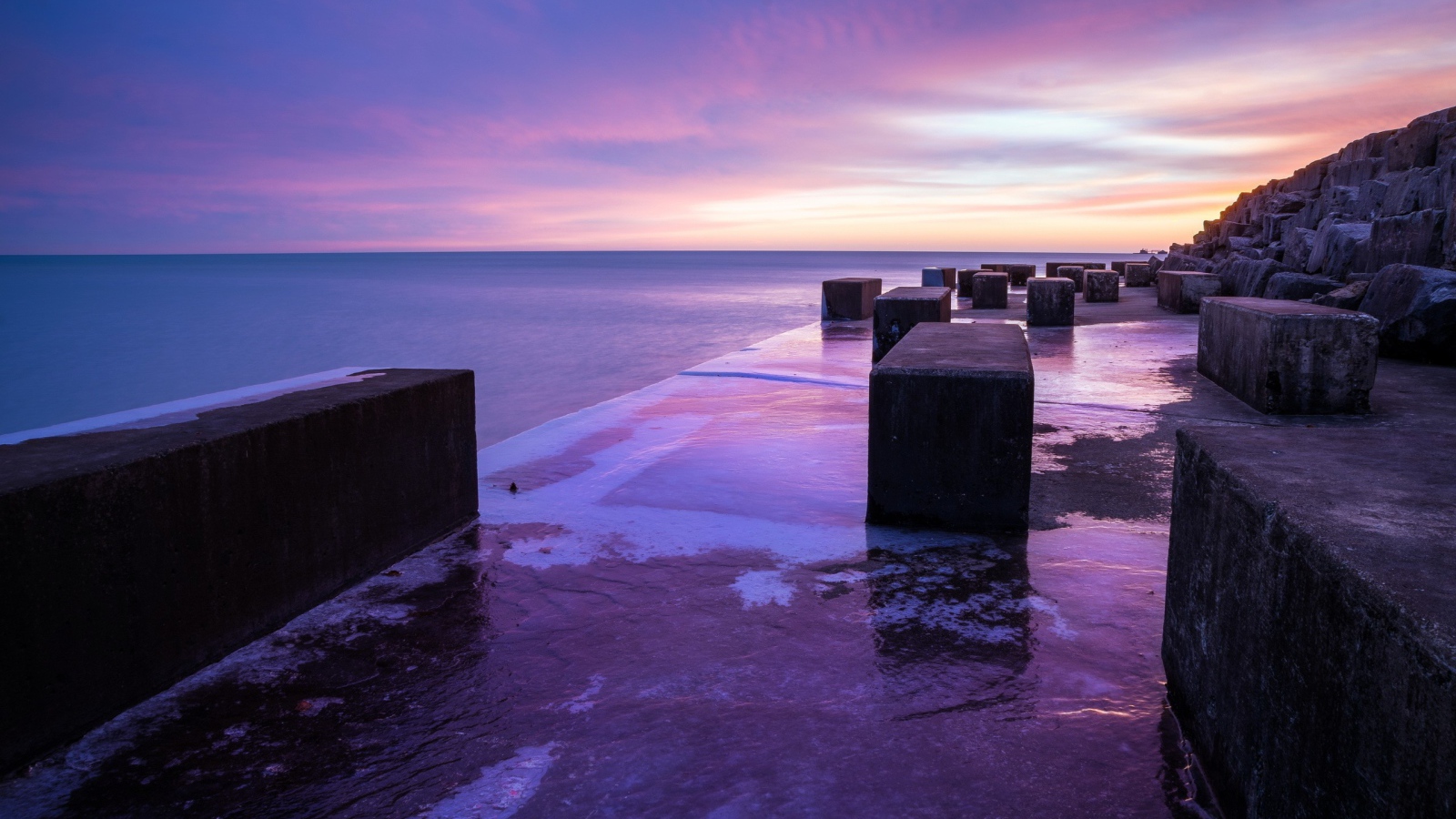 Каменные блоки на набережной