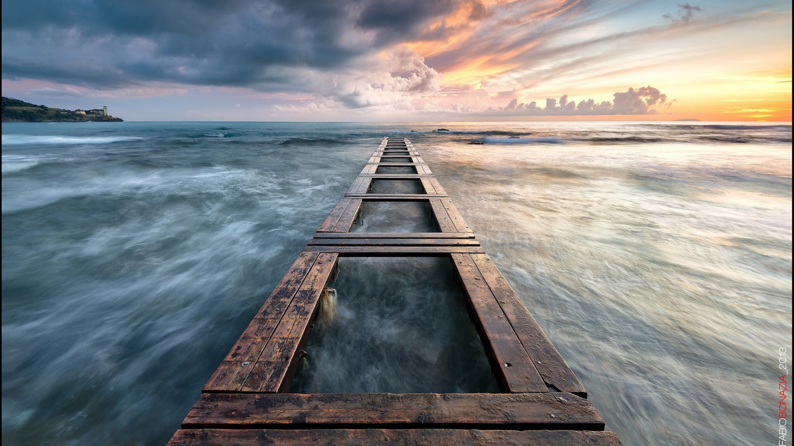 Каркас деревянного причала у моря