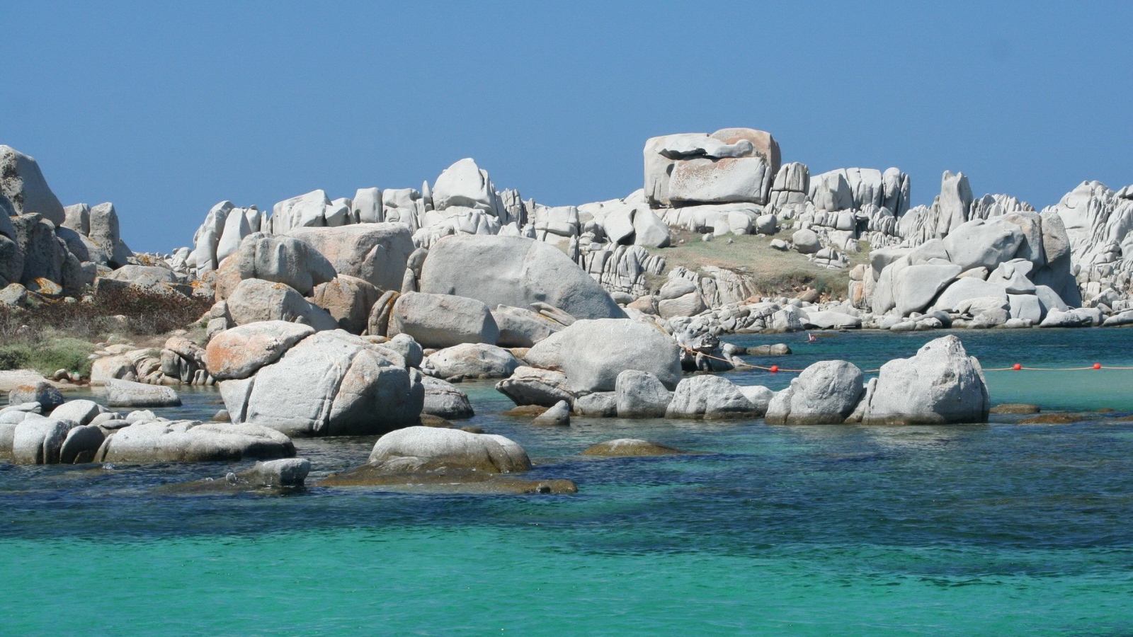 Белые гладкие камни у берега моря