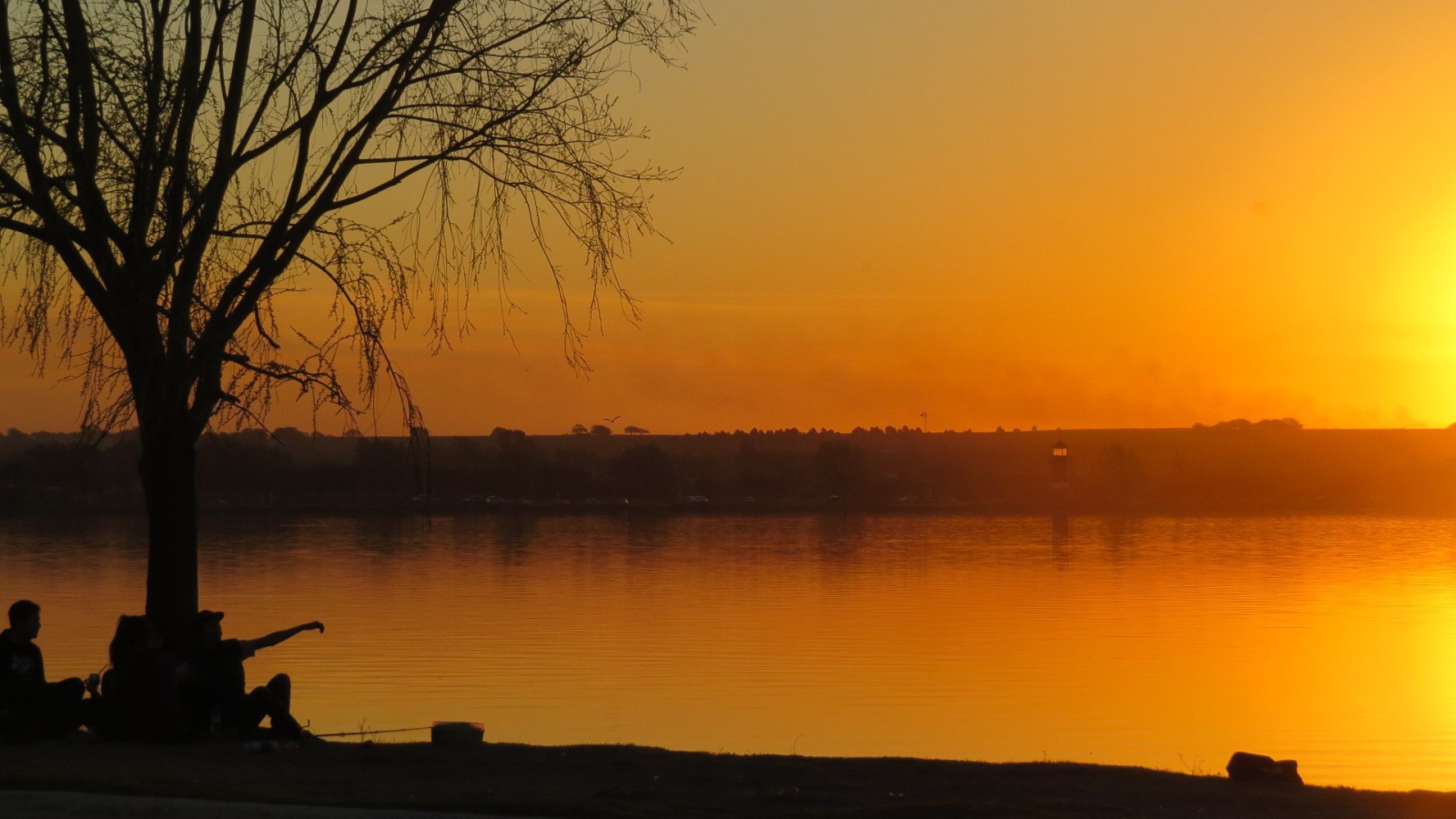 Красочный оранжевый закат на набережной