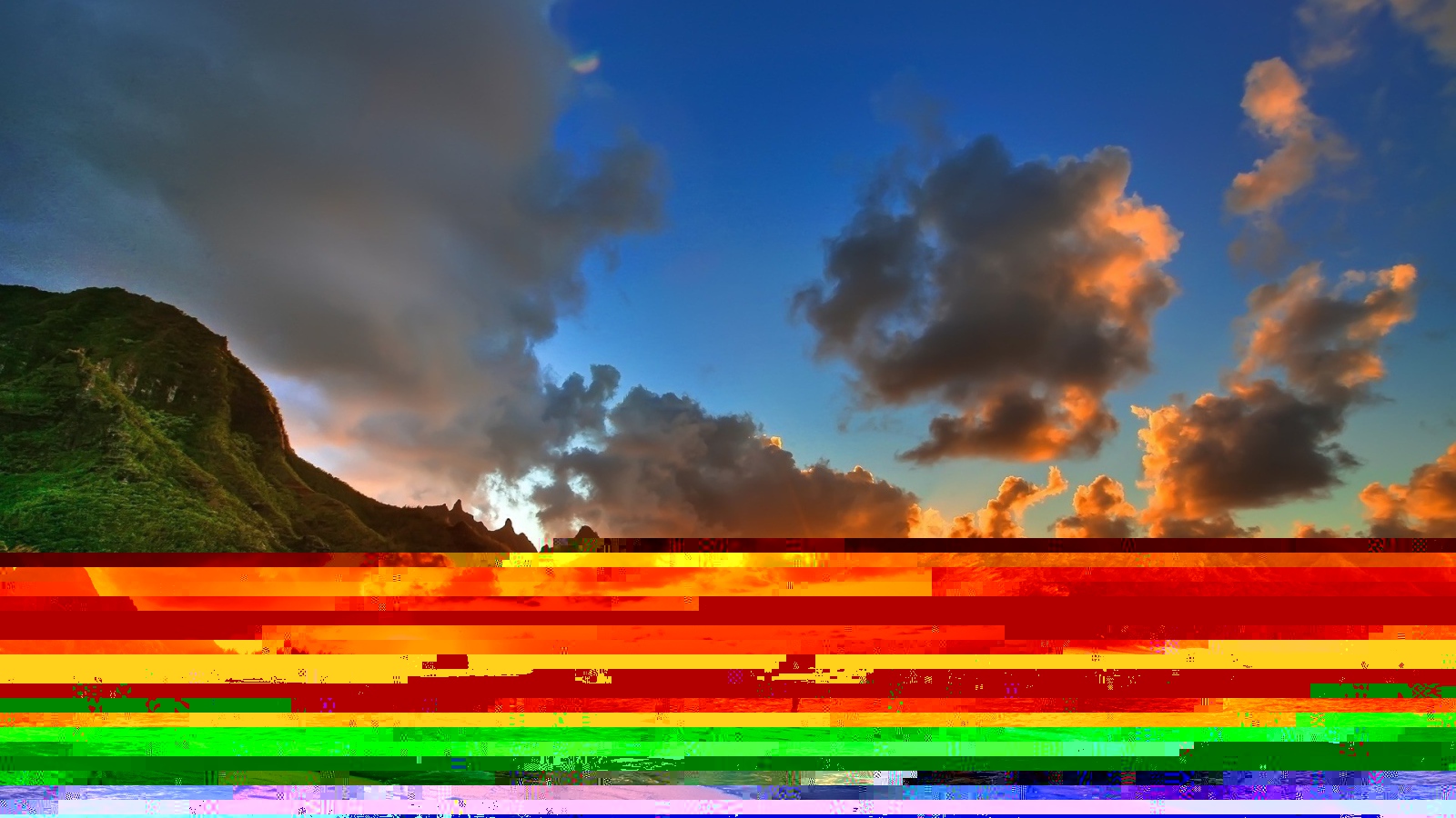 Зеленая скала на берегу моря во время заката