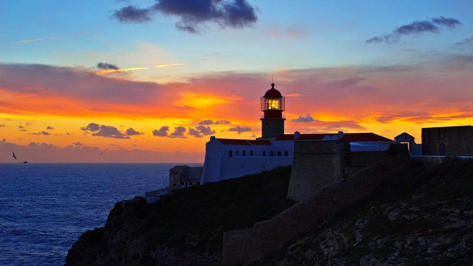 Маяк на оранжевом закате