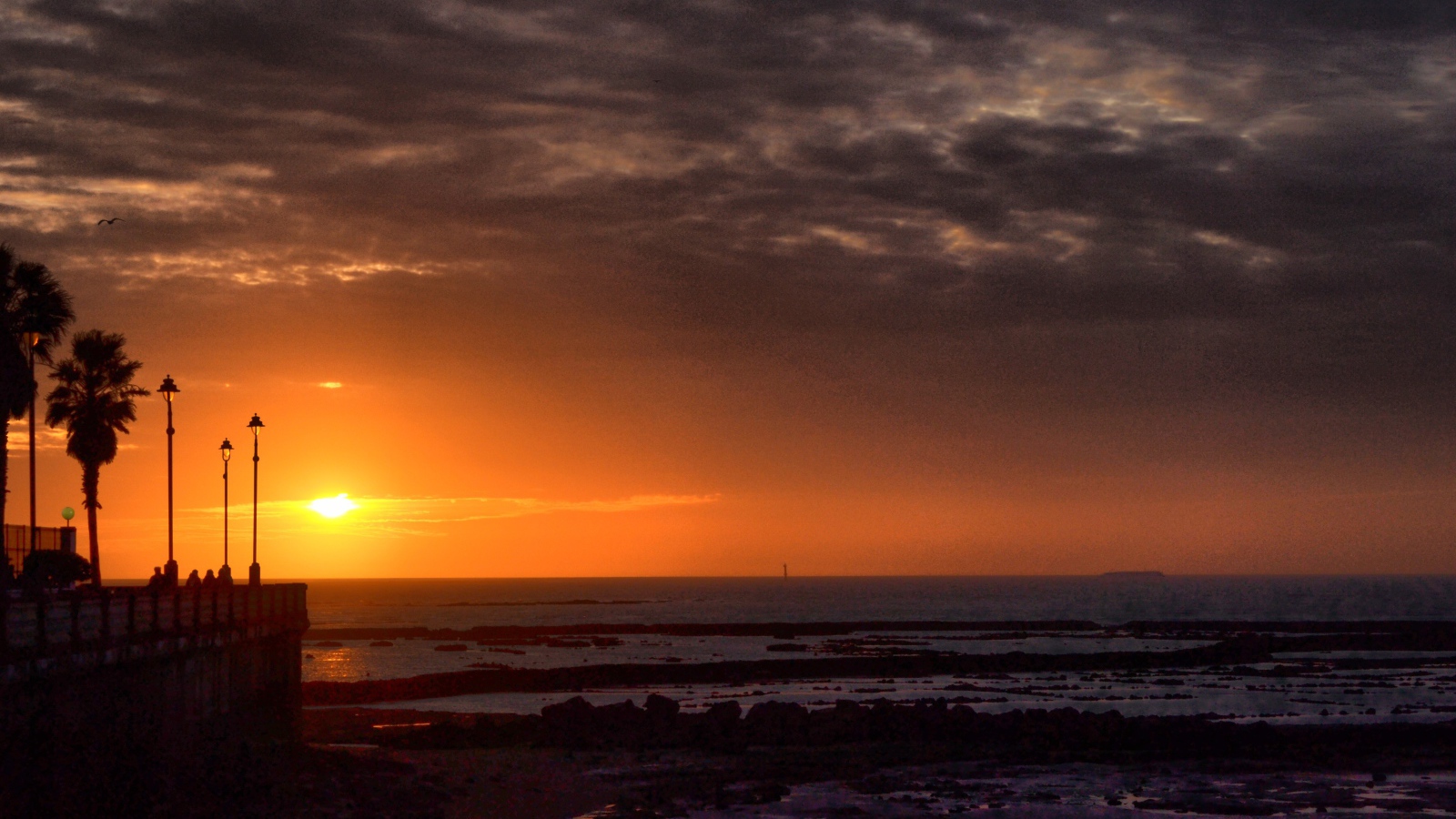 Закат на набережной в Испании